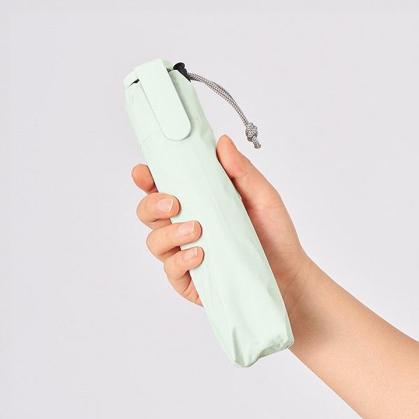 バッグに掛けられる折りたたみ傘 晴雨兼用 日傘 軽量 コンパクト UVカット 日焼け対策グッズ ラペルクリップ遮光折りたたみ傘